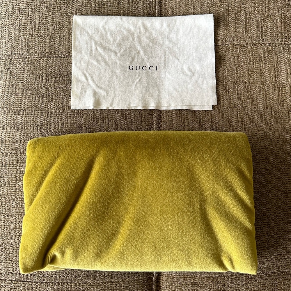 Gucci Sunglasses Green Velvet X-Large Sunglass Case Pouch. Two interior pockets.